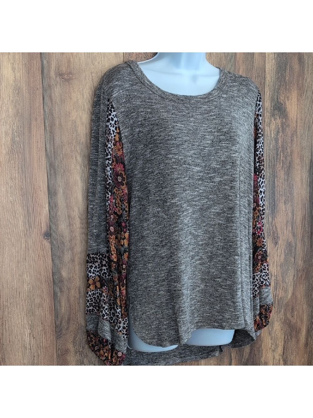 One World Gray Floral Sleeve Women's Sweater L D300